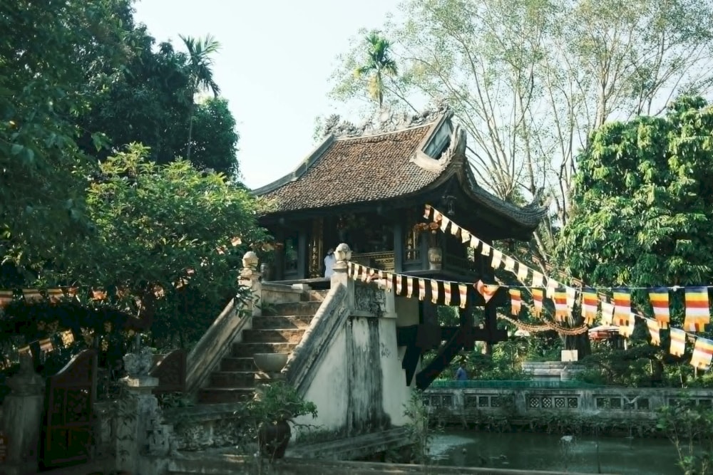 One Pillar Pagoda in Vietnam is located right in the center of the capital, so it is quite convenient for tourists to visit